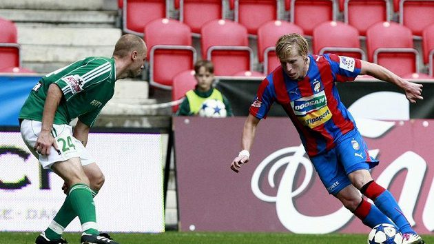 Plzeňský František Rajtoral (vpravo) se snaží obejít obránce Bohemians 1905 Michaela Žižku.