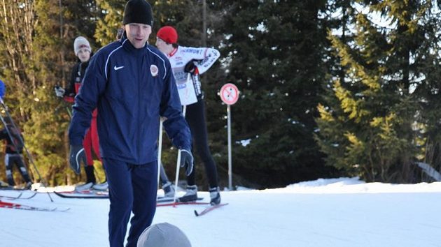 Fotbalista Sparty Bony Wilfried z Pobřeží slonoviny a jeho krušné první krůčky na běžkách...