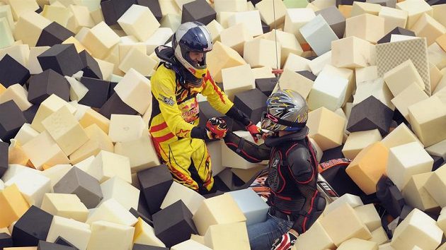 Freestylový motocyklista Petr Pilát (vlevo) a pilot Martin Šonka po tandemovém skoku na motorce.