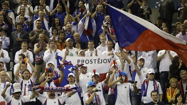 Čeští fanoušci daviscupového týmu v barcelonské hale během finále proti Španělsku.
