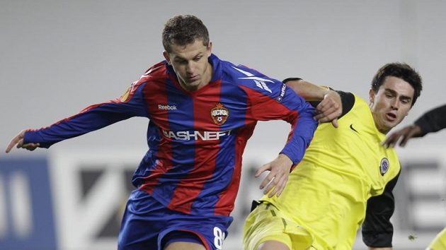 Tomáš Necid v dresu CSKA Moskva (vlevo) v těsném souboji se sparťanem Kamilem Vackem.
