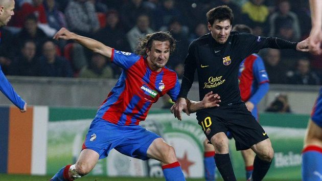 Záložník Petr Jiráček (vlevo) se v dresu Plzně snaží zastavit Lionela Messiho z Barcelony.