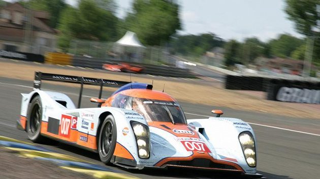 Prototyp Aston Martin posádky Charouz, Enge, Mücke během závodu 24 hodin Le Mans