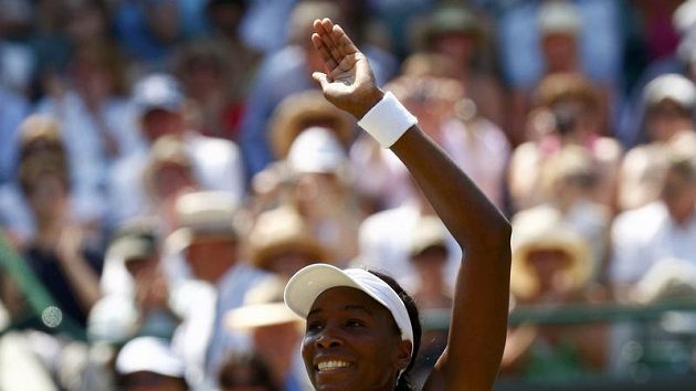 Americká tenistka Venus Williamsová se raduje z postupu do semifinále Wimbledonu.