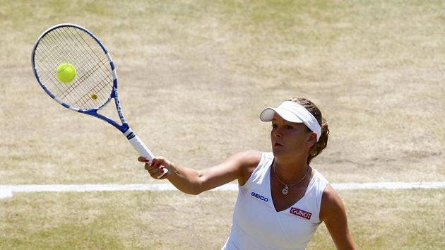 Agnieszka Radwaňská z Polska ve čtvrtfinále Wimbledonu proti Venus Williamsové z USA.