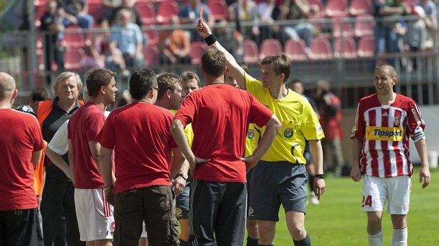 Rozhodčí Bílek ukazuje červenou kartu žižkovskému Švancarovi (vlevo v bílých trenýrkách) v utkání s Kladnem.