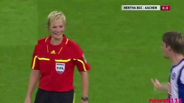 Pohled do historie. Rozhodčí Bibiana Steinhausová se v roce 2010 usmívá na Petera Niemeyera poté, co se omylem dotkl jejího ňadra.