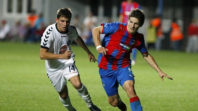 Plzeňský Václav Pilař (vpravo) bojuje o míč s Gagikem Pogosjanem z Pjuniku Jerevan.
