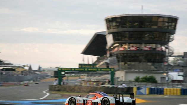 Prototyp Aston Martin posádky Charouz, Enge, Mücke během závodu 24 hodin Le Mans