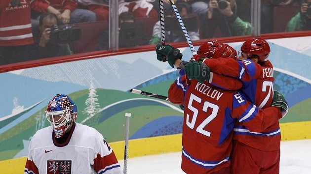 Hokejisté Ruska blahopřejí svému spoluhráči Viktoru Kozlovovi (č. 52) k vstřelení branky do sítě Tomáše Vokouna.