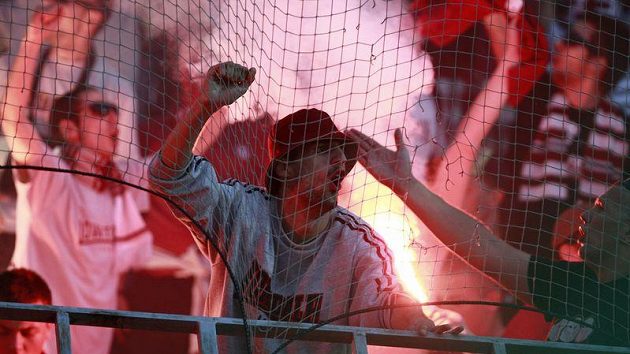 Sektor příznivců FK Sarajevo na letenském stadiónu při utkání s pražskou Spartou.