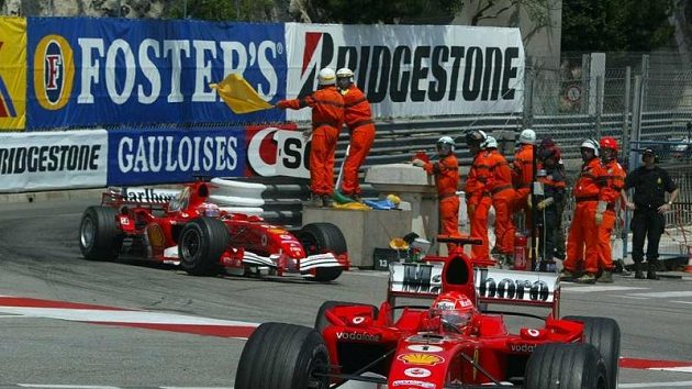 Záběr z monacké trati, kdy ferarri Michaela Schumachera vládlo formuli 1.