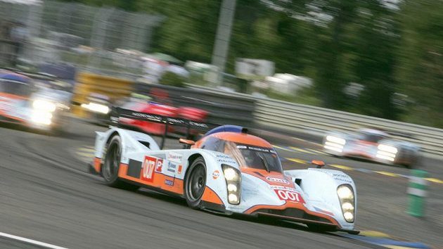 Prototyp Aston Martin posádky Charouz, Enge, Mücke během závodu 24 hodin Le Mans