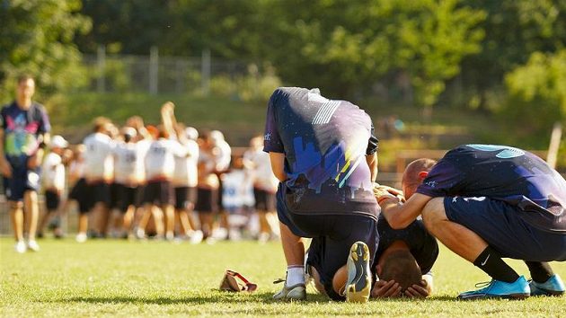 Vítězové a poražení. Dvě strany téže mince, kterou je v ultimate frisbee především respekt k soupeři a radost ze hry.