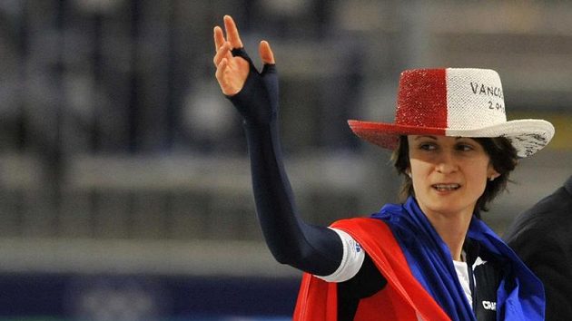 Martina Sáblíková zdraví diváky po triumfu na trati 5000 metrů na olympijských hrách ve Vancouveru.