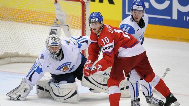 Roman Červenka se snaží probojovat k puku před finskou bránou, kterou hájí brankář Pekka Rinne.