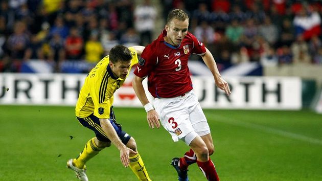 Skotský záložník Jamie Mackie (vlevo) se marně snaží zastavit pronikajícího Michala Kadlece.