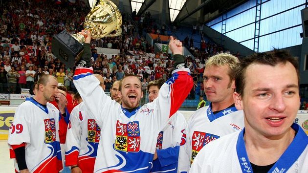 Hokejbaloví mistři světa si oslavy s pohárem vychutnali.