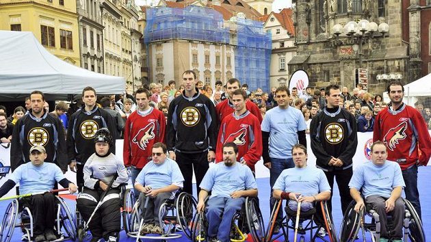 Hokejisté Bostonu a Phoenixu a jejich soupeři se fotografují na Staroměstském náměstí v Praze
