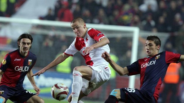 Adam Hloušek ze Slavie (uprostřed) bojuje o míč se Salvatorem Bocchettim z Janova.