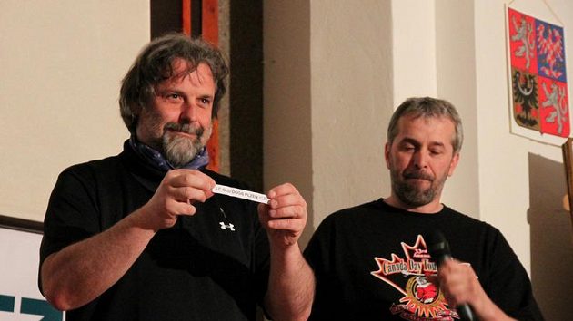 Roman Pokorný, prezident České lakrosové unie losuje týmy do základních skupin Memoriálu Aleše Hřebeského 2010