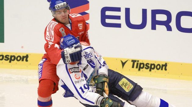 Hokejista Petr Hubáček (vlevo) fauluje Fina Anttilu v utkání na Českých hokejových hrách v Karlových Varech.