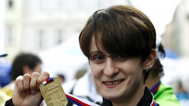 Martina Sáblíková se chlubí medailí, kterou získala za účast v Pražském mezinárodním maratónu.