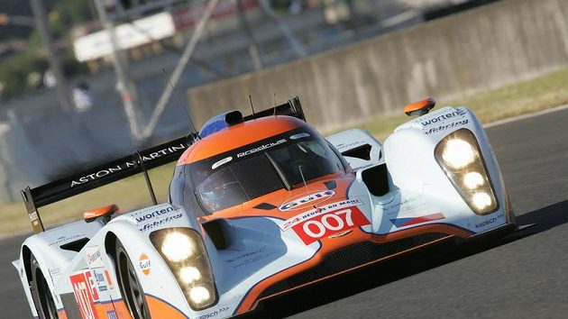 Prototyp Aston Martin posádky Charouz, Enge, Mücke během závodu 24 hodin Le Mans