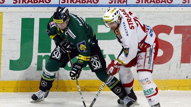 Útočník Slavie Lukáš Krenželok (vpravo) v souboji se Skuhravým z Karlových Varů