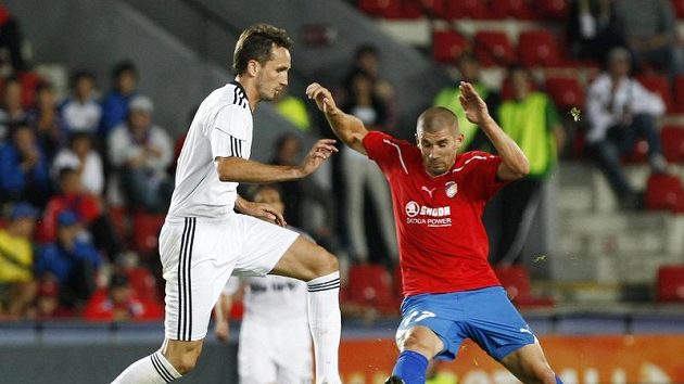 Plzeňský útočník Jan Rezek (vpravo) bojuje o míč s Tomášem Sivokem v dresu Besiktase Istanbul.