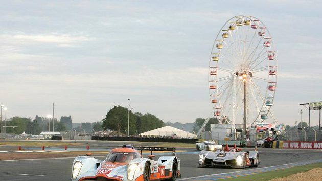 Prototyp Aston Martin posádky Charouz, Enge, Mücke (vpředu) během závodu 24 hodin Le Mans