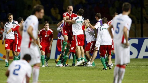 Maďarští fotbalisté do 20 let se v pozadí radují z postupu do čtvrtfinále mistrovství světa, čeští hráči smutní.