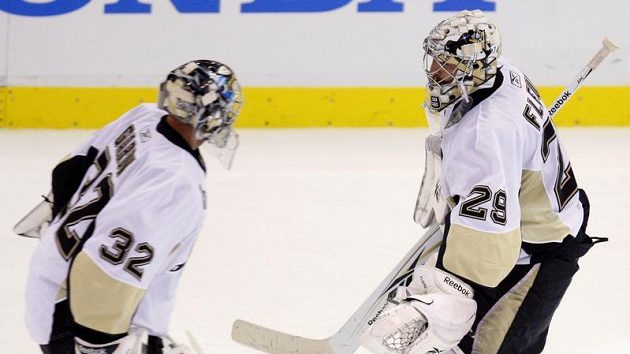 Brankář Pittsburghu Marc-Andre Fleury (vpravo) přepouští své místo Mathieu Garonovi