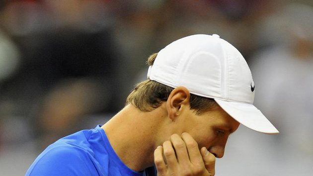 Zklamaná Tomáš Berdych po jedné z výměn během utkání proti Rafaelu Nadalovi ve finále Davis Cupu.