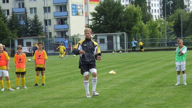 Petr Mikolanda se svými malými svěřenci během střeleckého tréninku na kempu v Klášterci nad Ohří.