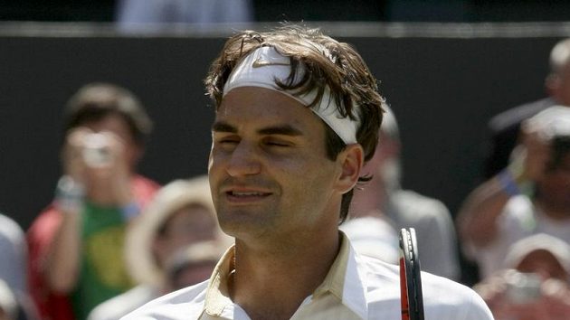 Švýcarský tenista Roger Federer se raduje z postupu do semifinále Wimbledonu poté, co porazil Iva Karloviče z Chorvatska.