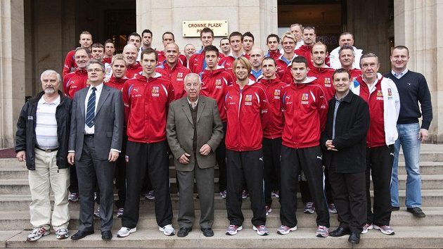 Josef Masopust s národním týmem před kvalifikačním zápasem se Skotskem na podzim 2010.