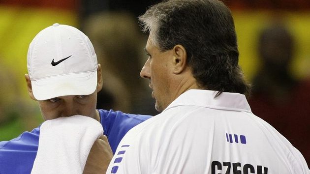 Tomáš Berdych (vlevo) a nehrající kapitán Jaroslav Navrátil během úvodního finálového utkání Davisova poháru proti Španělovi Rafaelu Nadalovi.