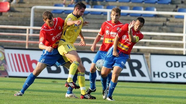 Andreje Heska z Teplic (druhý zleva) brání plzeňští Jakub Navrátil (vlevo) a Pavel Horváth (vpravo).