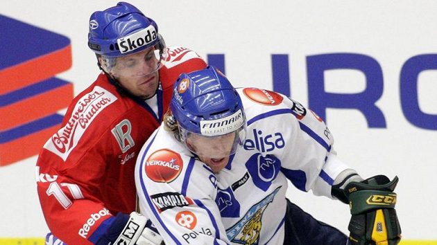 Hokejista Petr Hubáček (vlevo) fauluje Fina Anttilu v utkání na Českých hokejových hrách v Karlových Varech.