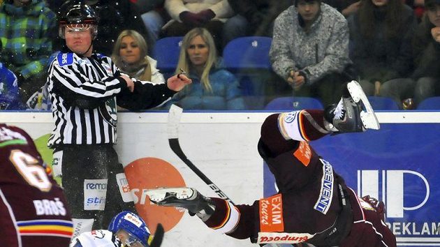 Utkání 45. kola hokejové extraligy: HC Kometa Brno - HC Sparta Praha, 28. ledna v Brně. Kolize Michala Gulašiho ze Sparty (vpravo) a Radka Procházky z domácího celku.