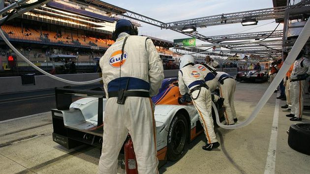 Prototyp Aston Martin posádky Charouz, Enge, Mücke při zastávce v boxech během závodu 24 hodin Le Mans