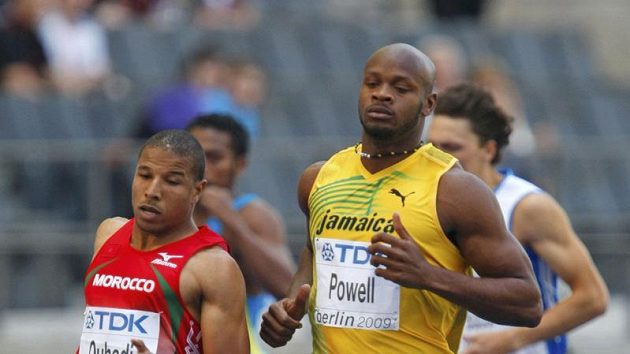 Jamajčan Asafa Powell a Aziz Ouhadi z Maroka během rozběhu na 100 metrů na MS v Berlíně