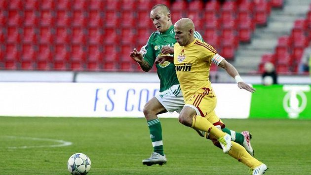 Patrk Gedeon z Dukly (vpravo) bojuje o míč s Ondřejem Krajákem z Bohemians 1905.