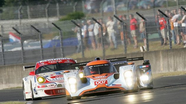 Prototyp Aston Martin posádky Charouz, Enge, Mücke během závodu 24 hodin Le Mans