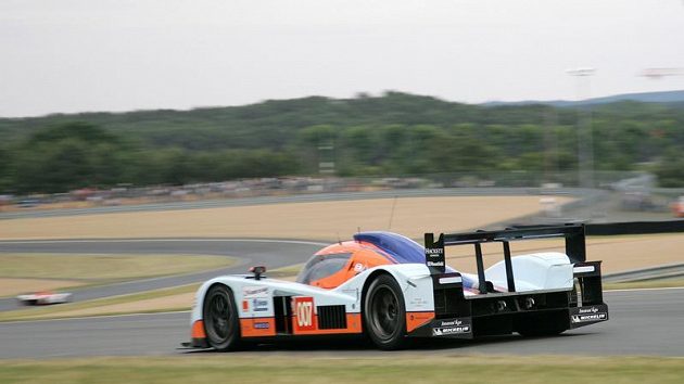 Prototyp Aston Martin posádky Charouz, Enge, Mücke při kvalifikaci závodu 24 hodin Le Mans.