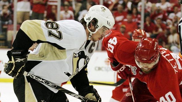 Sidney Crosby z Pittsburghu (vlevo) a Henrik Zetterberg z Detroitu se chystají na buly
