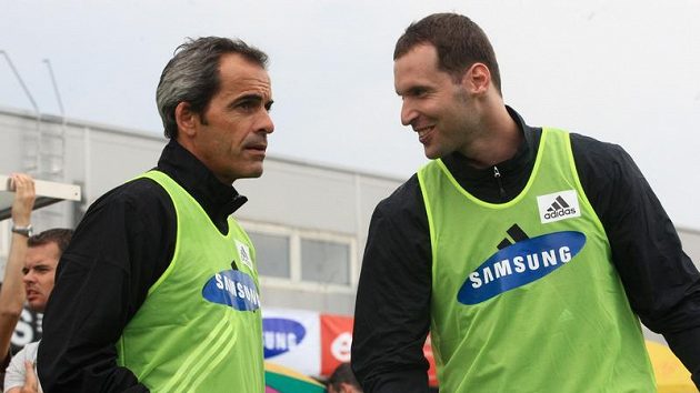 Petr Čech (vpravo) a trenér brankářů Chelsea Christophe Lollichon při zahájení gólmanovy fotbalové školy na Strahově.