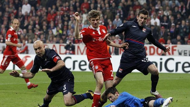 Gólman Lyonu Hugo Lloris (vpravo dole) hasí ošemetnou situaci před svou brankou v úvodním semfinálovém duelu Ligy mistrů proti bayernu Mnichov.