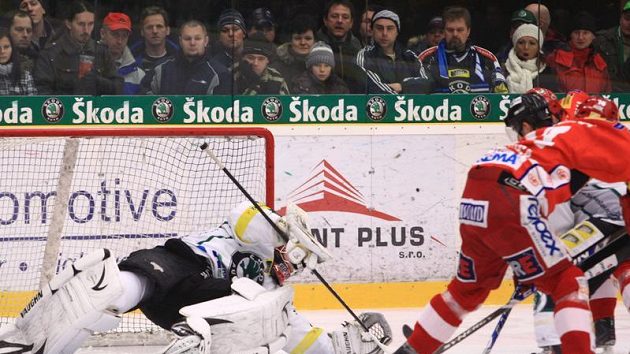 Slávista Michal Vondrka v šanci před mladoboleslavským brankářem Michalem Valentem